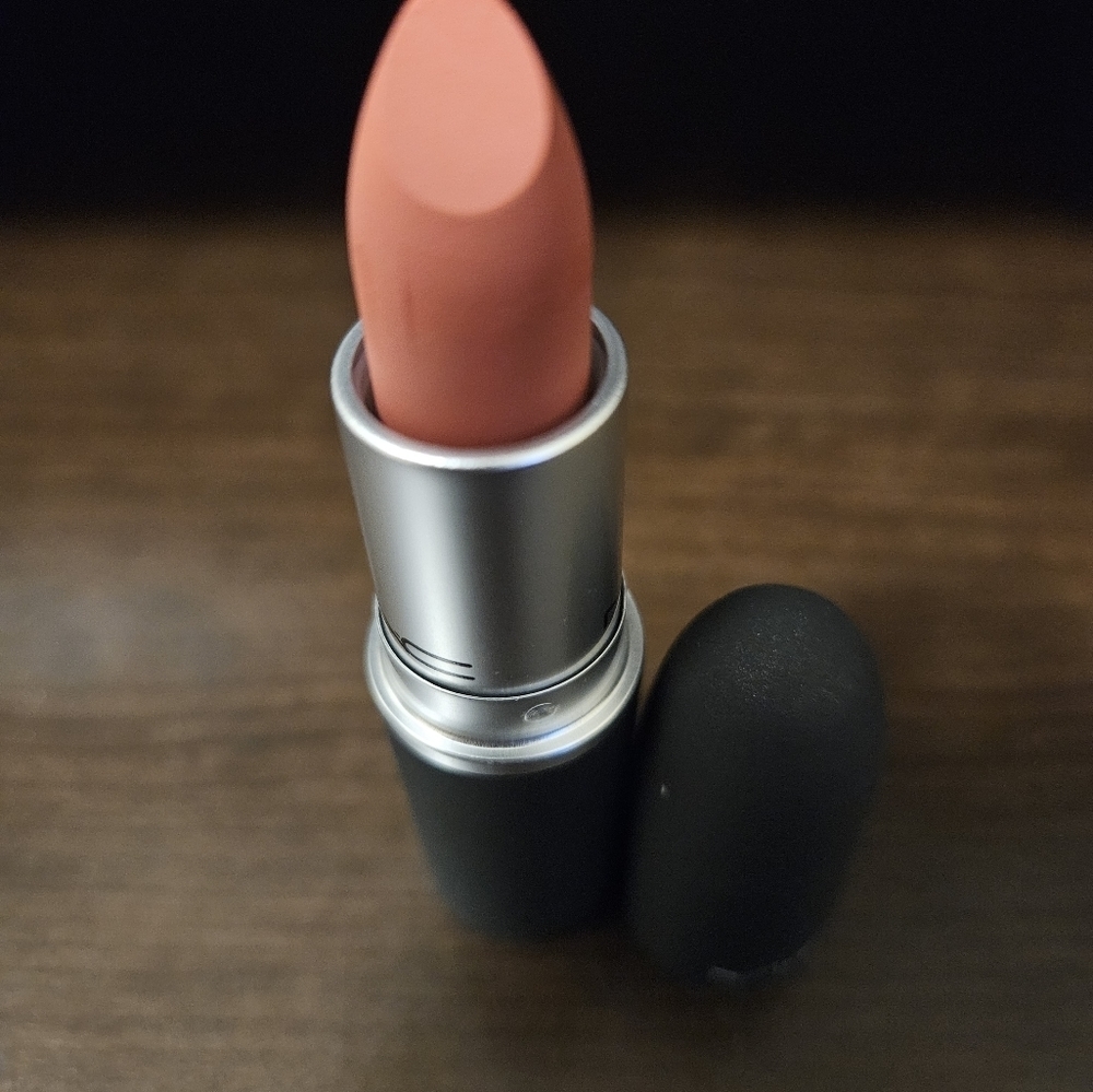 Mac POWDER KISS LIPSTICK on Stay Curious 923 (NIB) - Picture 3 of 5